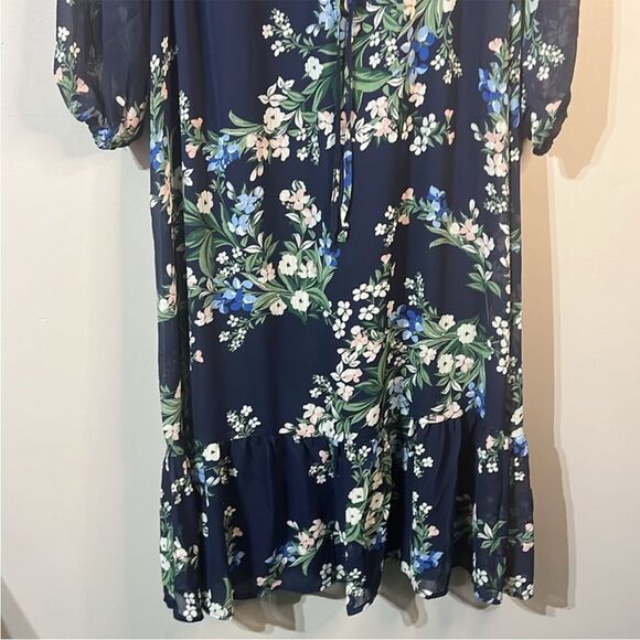 NEW! Floral flowy dress with lace accents - Picture 5 of 6